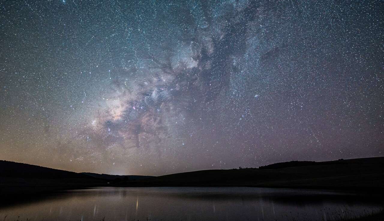 Ère de Planck et Inflation Cosmique : comprendre l'Univers Primitif